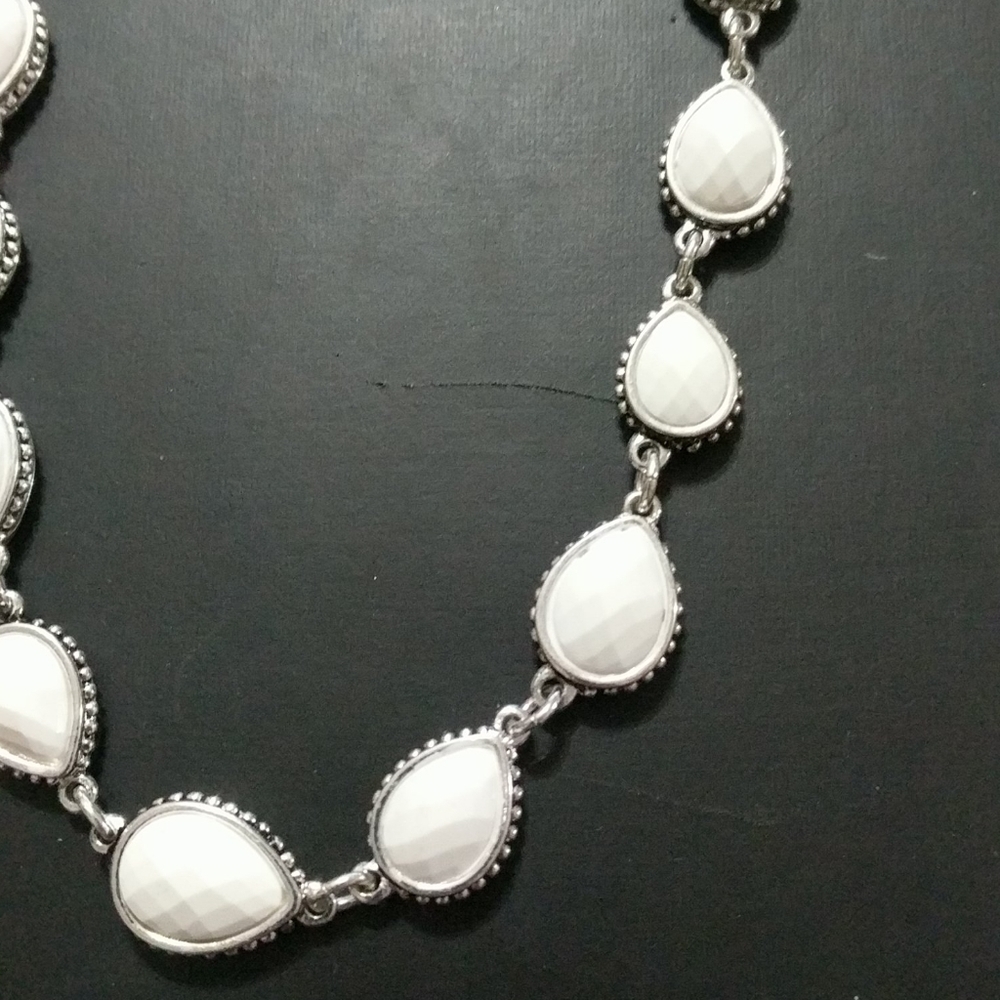 VINTAGE Napier White Faceted Silver Tone Statement Necklace. - Picture 2 of 2